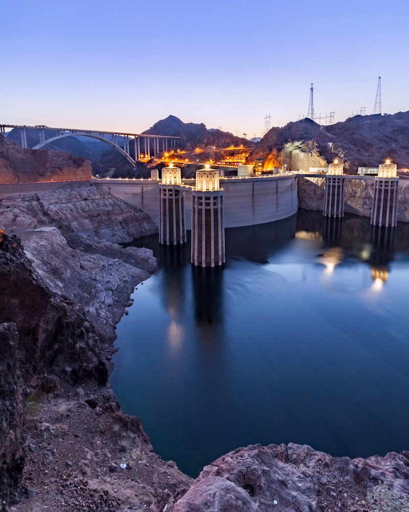 Hooverdam in a blue sky after sunset
